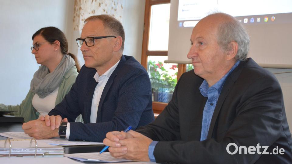 Das Führungstrio der Ikom Stiftland, (von links) mit Jasmin Kasecker, Vorsitzenden Bernd Sommer und Geschäftsleiter Wolfgang Kaiser. Bild: Josef Rosner