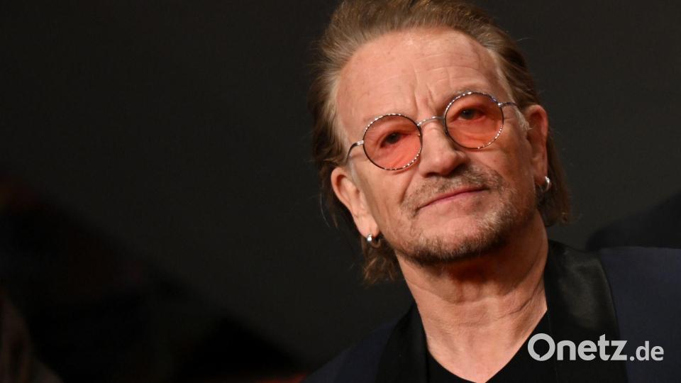 Bono singt das Duett gemeinsam mit Dolly Parton. (Archivfoto) Bild: Britta Pedersen/dpa