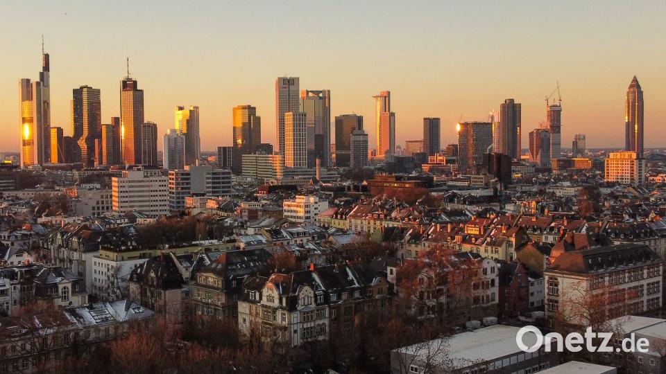 In Metropolen wie Frankfurt sind die Immobilienpreise gesunken. (Archivbild) Bild: Boris Roessler/dpa