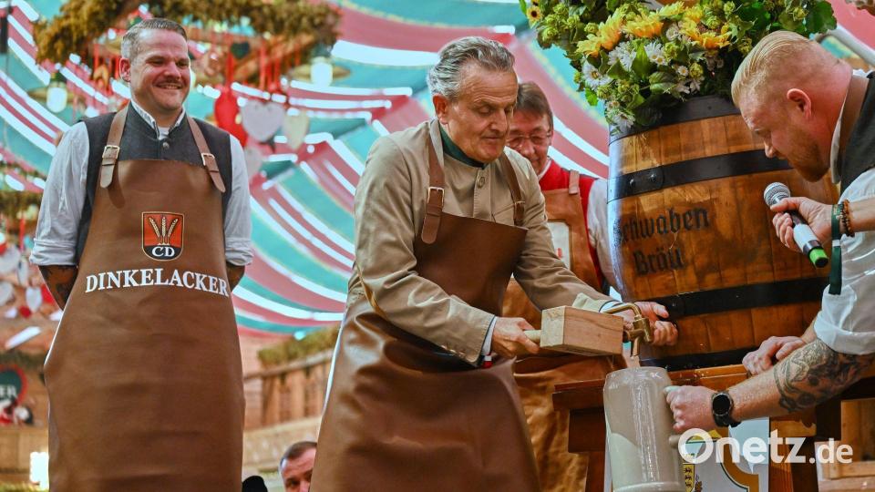 Erst nach dem Fassanstich darf auch in den anderen sieben Zelten Bier ausgeschenkt werden. Bild: Marijan Murat/dpa
