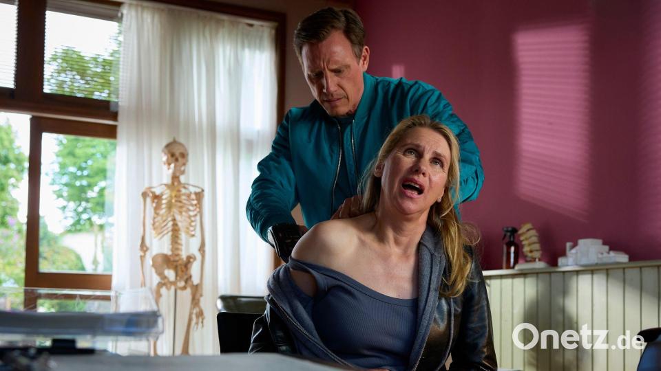 Die neue Pastorin Maike Claussen (vorne, Tanja Schleiff) sucht Hilfe bei Dr. Nice (Patrick Kalupa), hier in einer undatierten Szene eines „Dr. Nice“-Films. Bild: Rudolf Wernicke/ZDF/dpa