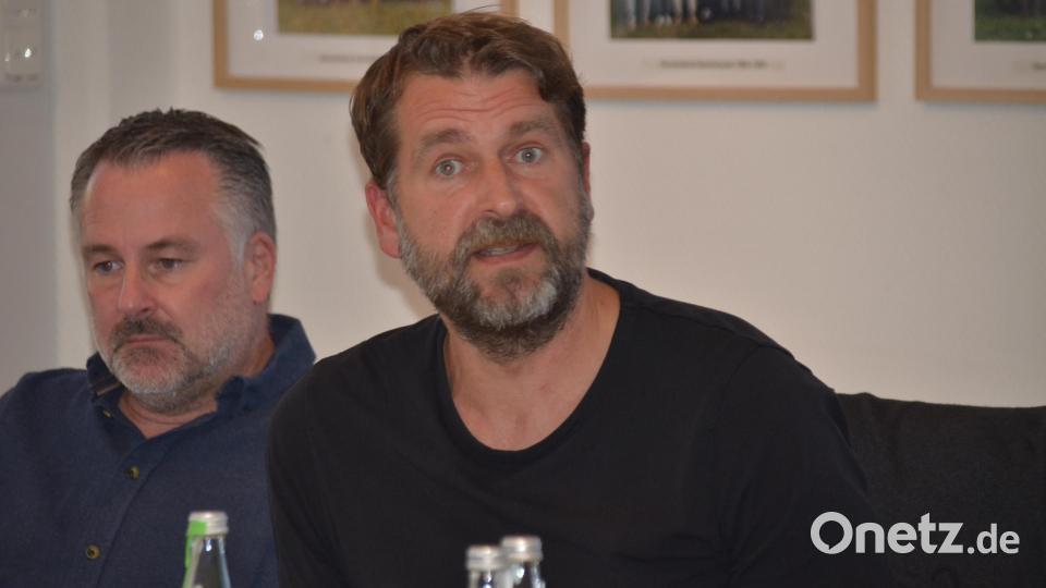 ILE-Manager Tobias Hofmann informiert im Gemeinderat Speichersdorf über die Arbeit der ILE. Bild: Arnold Koch