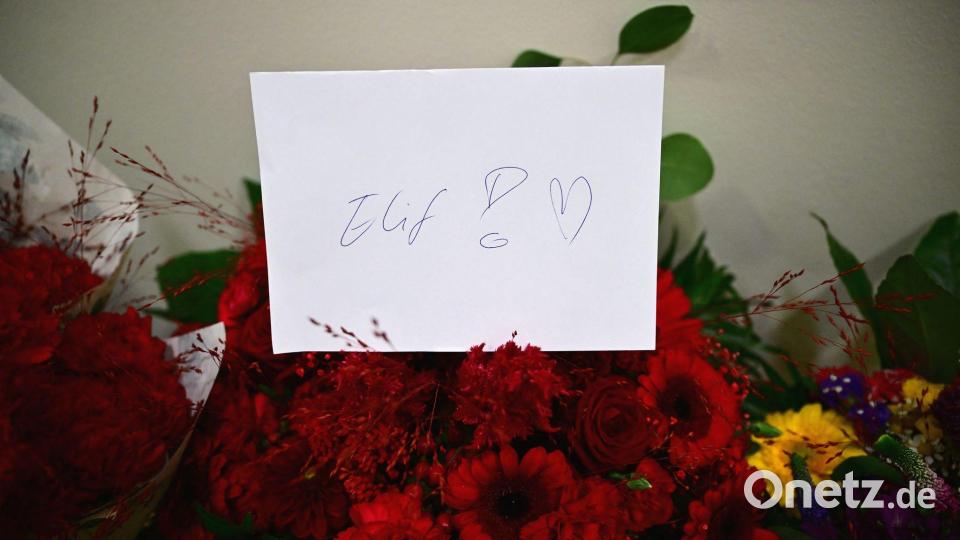Ein Zettel mit der Aufschrift "Elif!" steckt in einem Blumenstrauß. Bild: Sebastian Gollnow/dpa