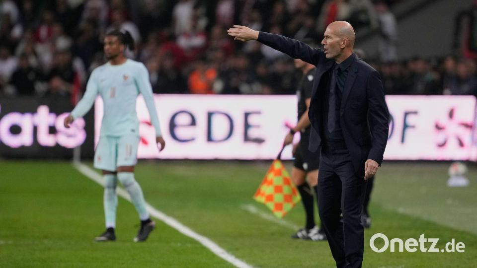 Zinedine Zidane hat sein erstes Spiel als französischer Nationaltrainer gewonnen. Bild: Khalil Hamra/AP/dpa