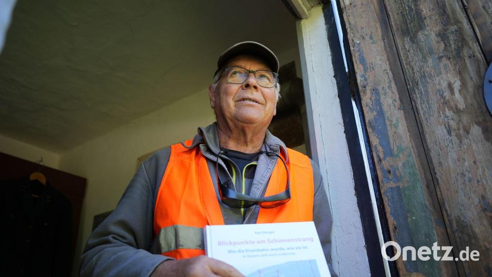 Mit großer Leidenschaft für die Eisenbahn: Seit 30 Jahren kümmert sich Karl Bürger um den Bahnhof in seinem Heimatort Walpertskirchen. Bild: Felix Kirberg/dpa