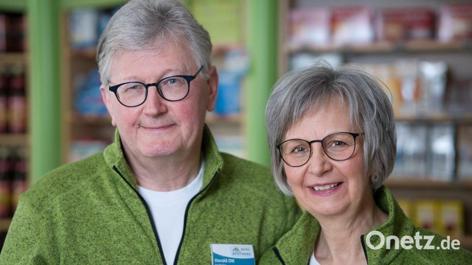 Karin und Harald Ott schließen nach 40 Jahren die Berg-Apotheke in Fichtelberg und verabschieden sich in den Ruhestand. Bild: Dr. Benedikt Ott