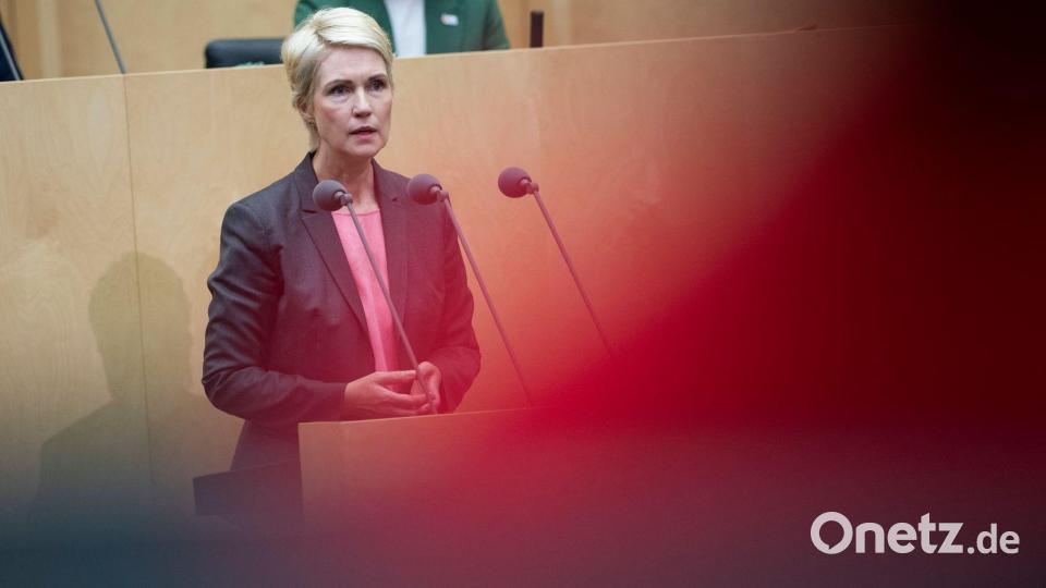 Ministerpräsidentin Schwesig forderte, der Spritpreis müsse „unter 2 Euro“ kommen. Bild: Christophe Gateau/dpa