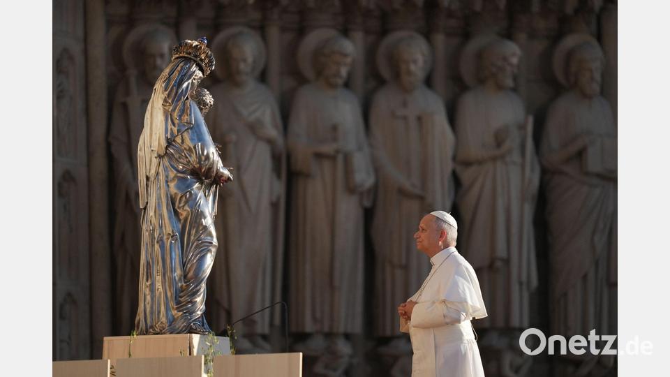 Papst Leo XIV. besiucht die Kathedrale Notre-Dame. Bild: Thibault Camus/AP/dpa