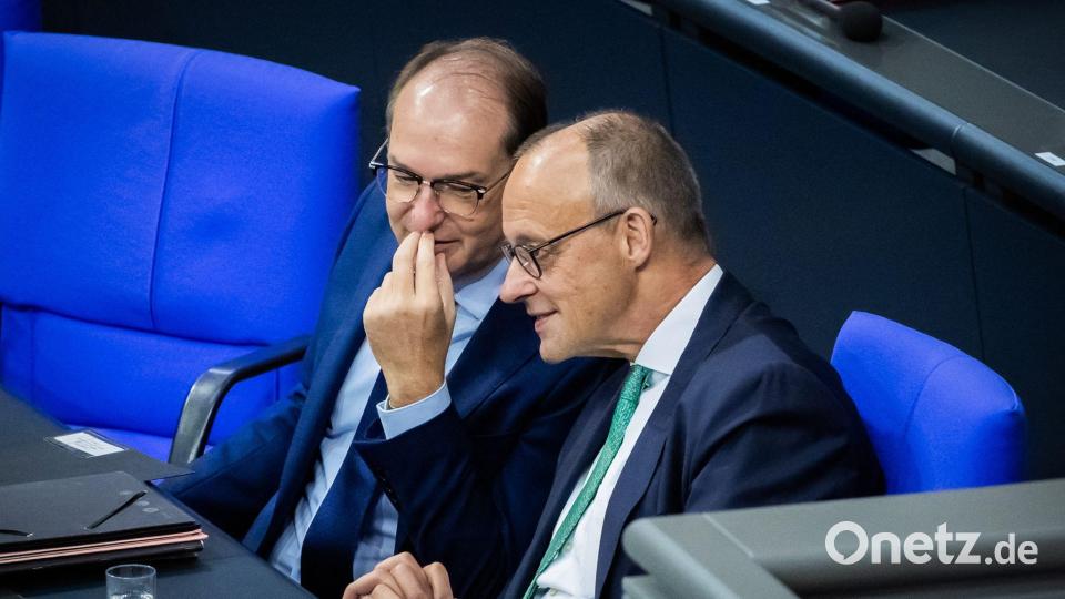 Merz und Innenminister Dobrindt stecken im Bundestag die Köpfe zusammen. Auf der Agenda steht die Abstimmung über das Bundespolizeigesetz. Bild: Christoph Soeder/dpa