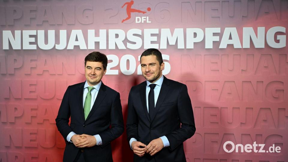 Lenz (r) unterzeichnete das Schreiben für die Bundesliga. (Archivbild) Bild: Florian Wiegand/dpa
