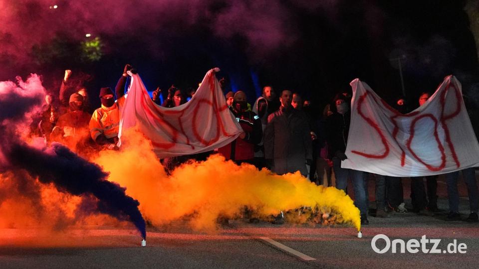 Bundeswehrsoldaten und Einsatzkräfte der Polizei trainieren ein Demonstrations-Szenario während einer Kolonnenfahrt im Rahmen der zivil-militärischen Übung "Red Storm Charlie" in Hamburg. Bild: Marcus Brandt/dpa