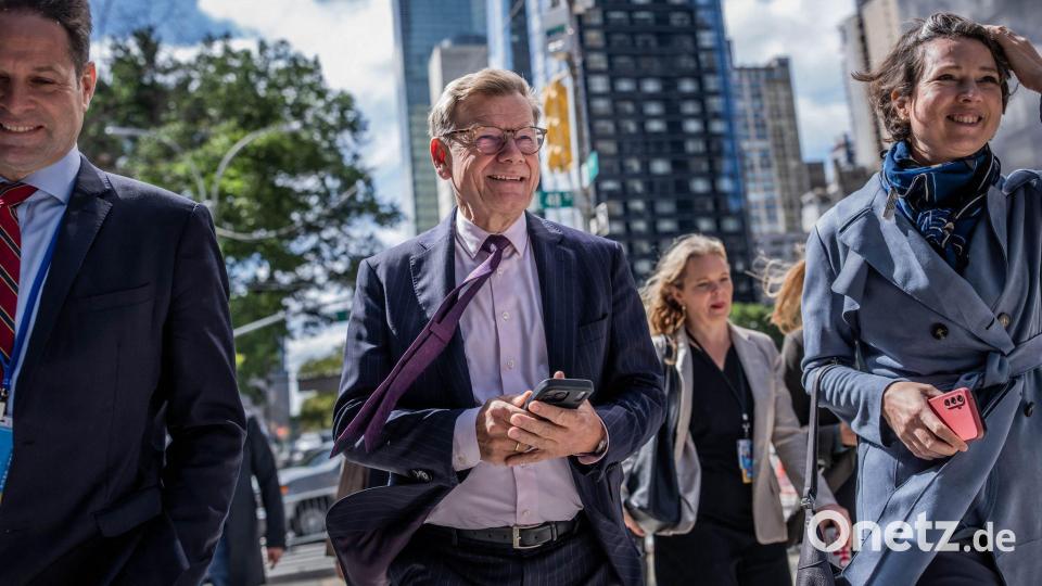Außenminister Wadephul (CDU) geht mit seiner Delegation nach Gesprächen bei der UN-Generalversammlung durch die Straßen von Manhattan zur Deutschen Ständigen Vertretung. Bild: Michael Kappeler/dpa