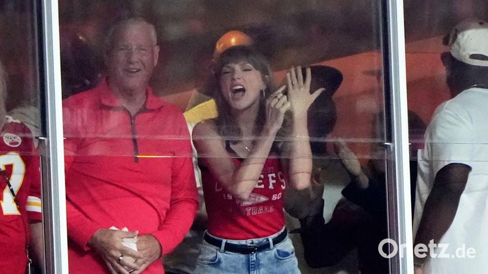 Swift und ihr Vater vor wenigen Tagen bei einem Spiel der Kansas City Chiefs, dem Team ihres Ehemanns Travis Kelce. Bild: Charlie Riedel/AP/dpa