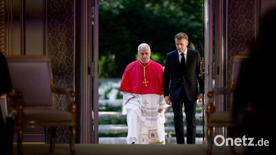 Der französische Präsident Macron empfängt Papst Leo XIV. im Élysée-Palast. Bild: Benoit Tessier/Pool Reuters via AP/dpa
