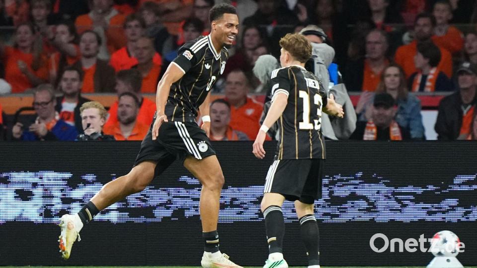 Erster Gratulant: Philipp Treu (r) bereitete das Tor von Felix Nmecha mit vor. Bild: Martin Meissner/AP/dpa