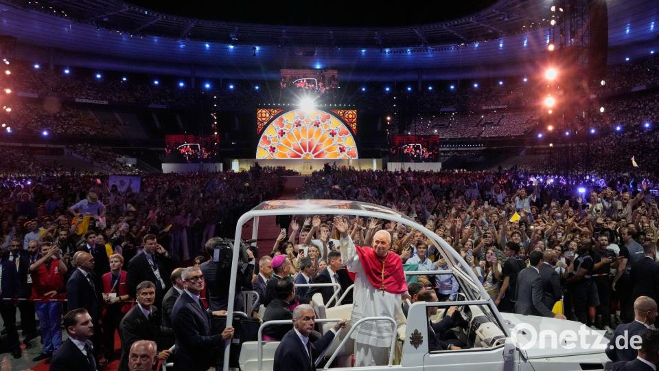 Im Stade de France hat der Papst junge Menschen zu Mitmenschlichkeit und Gerechtigkeit aufgerufen. Bild: Gregorio Borgia/AP/dpa