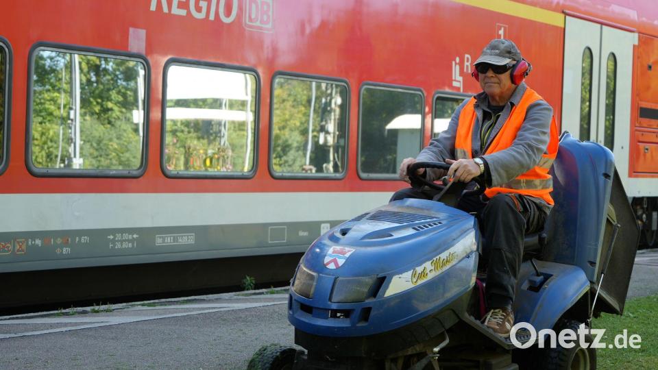Seit 30 Jahren pflegt Karl Bürger den Bahnhof in seinem Heimatort Walpertskirchen. Dort mäht er beispielsweise regelmäßig den Rasen. Bild: Felix Kirberg/dpa