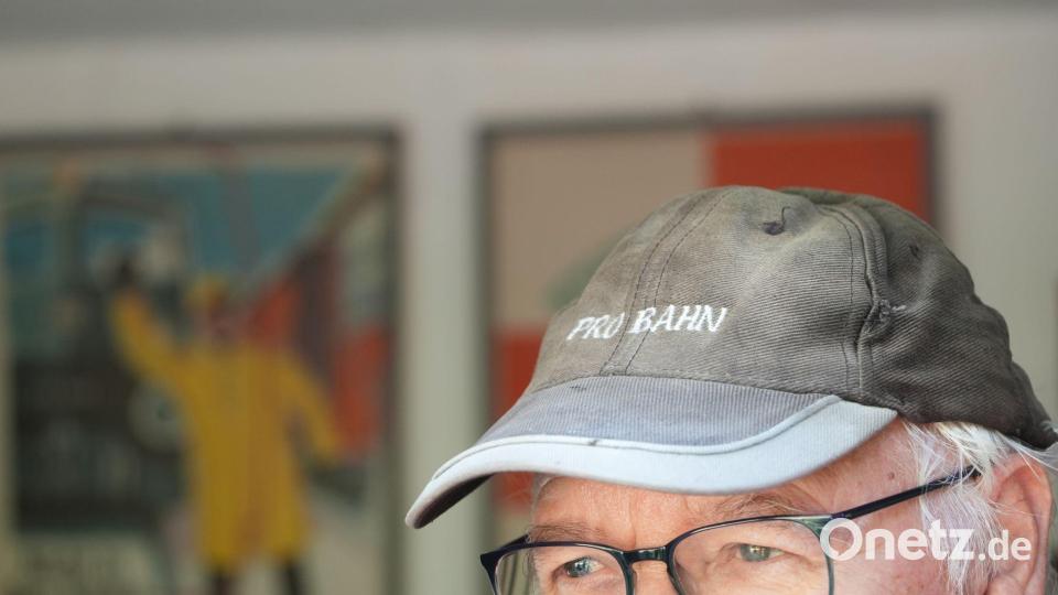 Mehr als zehn Jahre hat Karl Bürger dafür gekämpft, dass auch heute noch Züge in Walpertskirchen halten. Bild: Felix Kirberg/dpa