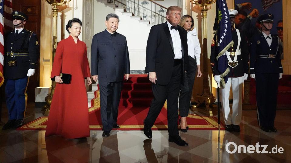 US-Präsident Donald Trump und First Lady Melania Trump gehen gemeinsam mit Chinas Präsident Xi Jinping und dessen Frau Peng Liyuan im Grand Foyer des Weißen Hauses während eines Staatsbanketts. Bild: Alex Brandon/AP/dpa