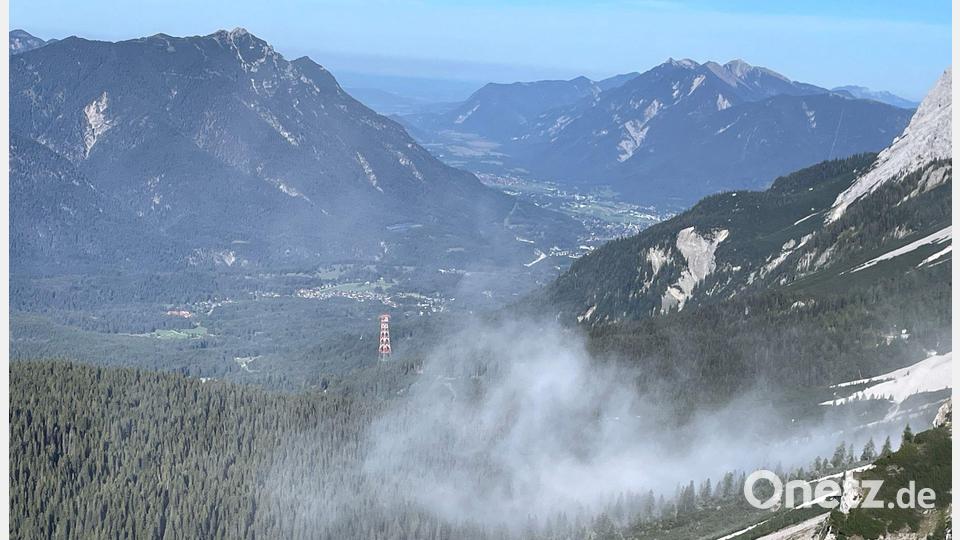 Eine Staubwolke steigt auf nach einem weiteren Felssturz an der Zugspitze. Bild: Marc Zeilhofer/dpa