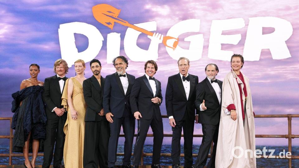 In „Digger“ gehört Sandra Hüller (dritte von links) einem Starensemble um „Mission Impossible“-Star Tom Cruise (vierter von rechts) an. (Archivbild) Bild: Scott Garfitt/Invision/dpa