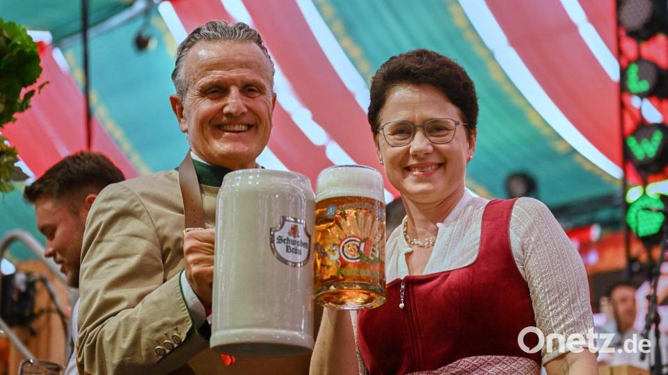 Den ersten Maßkrug überreichte Stuttgarts OB Nopper der Agrarministerin Gentges. Bild: Marijan Murat/dpa