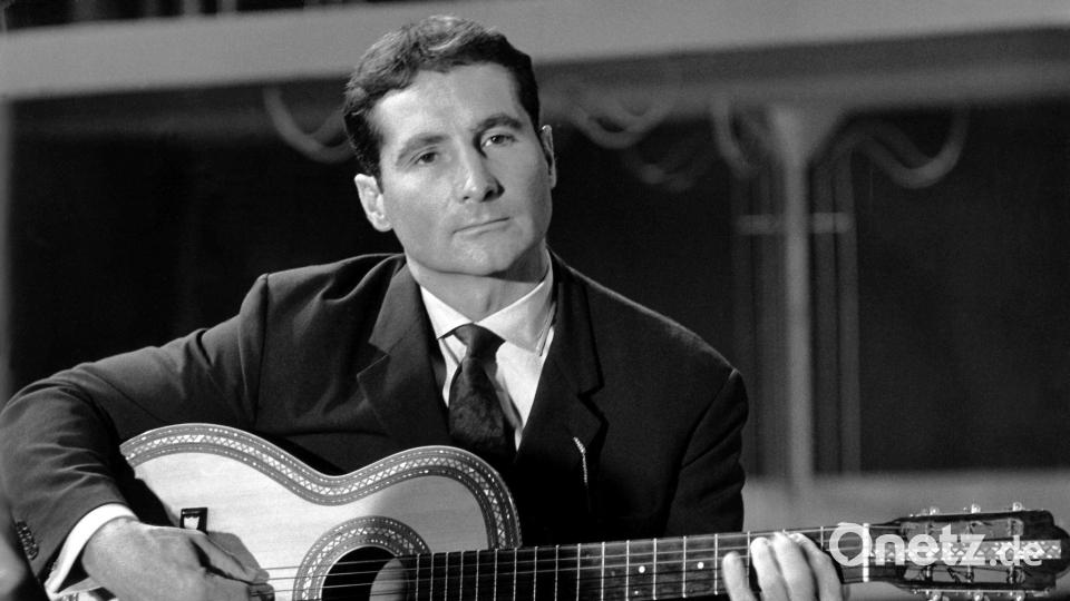 Die tiefe Baritonstimme, die Gitarre und der sehnsuchtsvolle Blick waren die Markenzeichen von Freddy Quinn. (Archivbild) Bild: Reiss/dpa