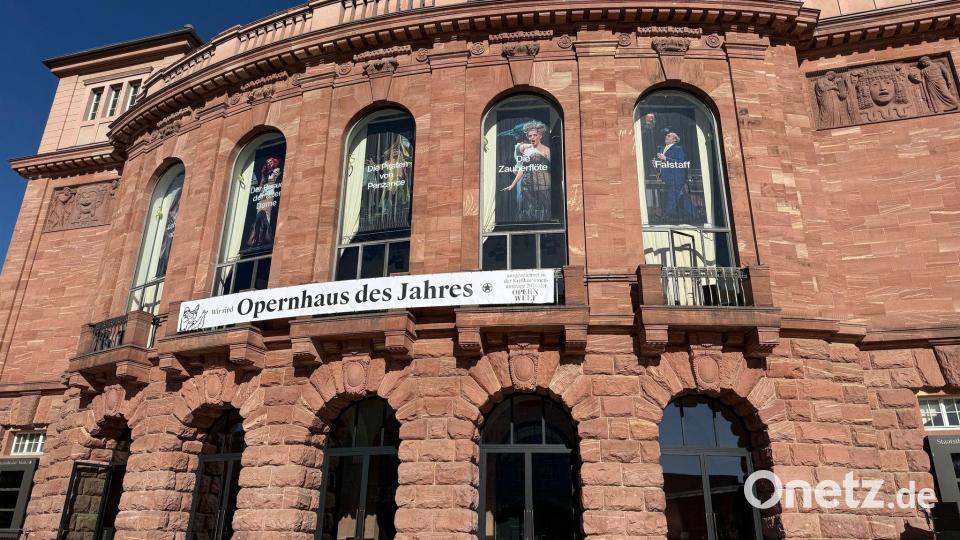 Am Staatstheater Mainz wurde am Freitag ein Banner mit der Aufschrift „Wir sind Opernhaus des Jahres“ aufgehängt. Bild: Christian Schultz/dpa
