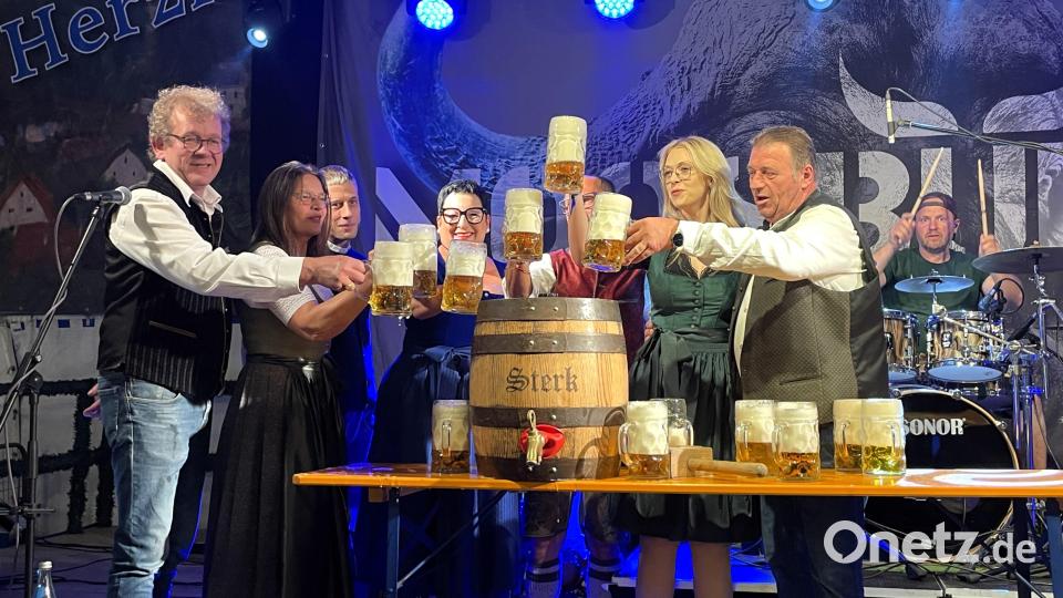 Mit einem gemeinsamen "Prosit auf die Gemütlichkeit" erklärten (von links) Braumeister Martin Sterk, die Dultkoordinatoren Maria Frank und Christian Braun, Bürgermeisterin Birgit Fruth, Platzmeister Markus Bayer (verdeckt) sowie ACM-Geschäftsführerin Erika Sauerweit und Festwirt Reinhard Gschrey die Michaelidult für eröffnet. Bild: Susanne Schwab