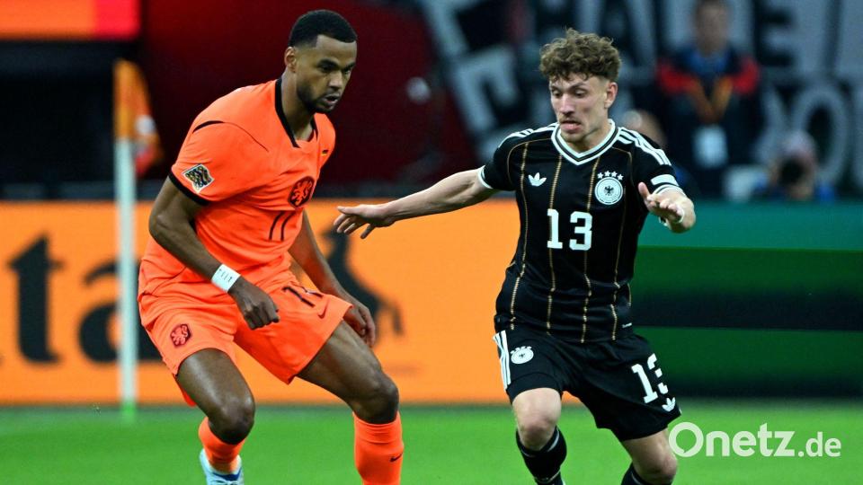 Keine Angst vor namhaften Gegenspielern: Philipp Treu (r) attackiert Cody Gakpo. Bild: Federico Gambarini/dpa