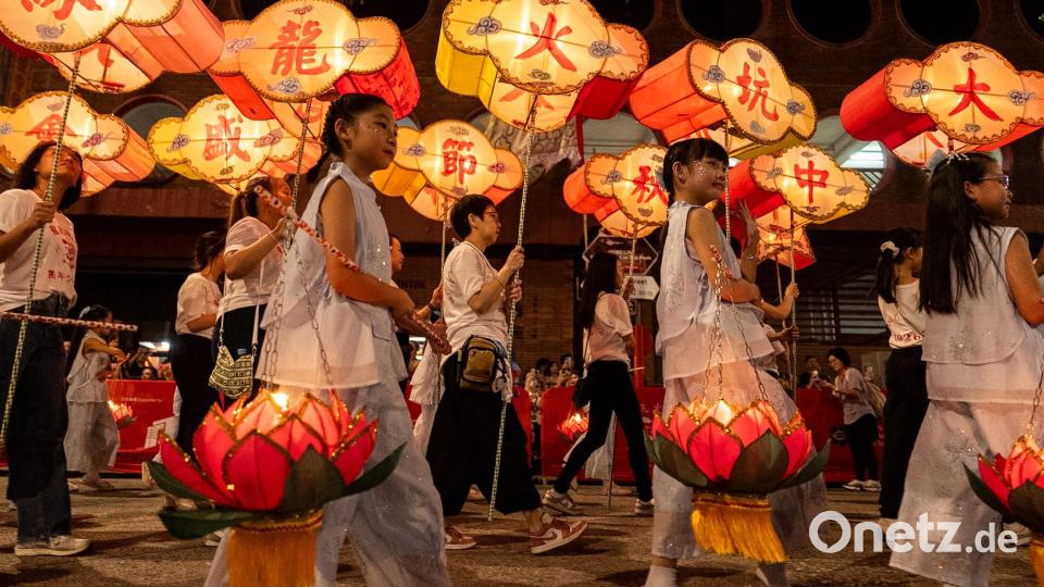 Das Mondfest wird in Hongkong gefeiert. Bild: Chan Long Hei/AP/dpa