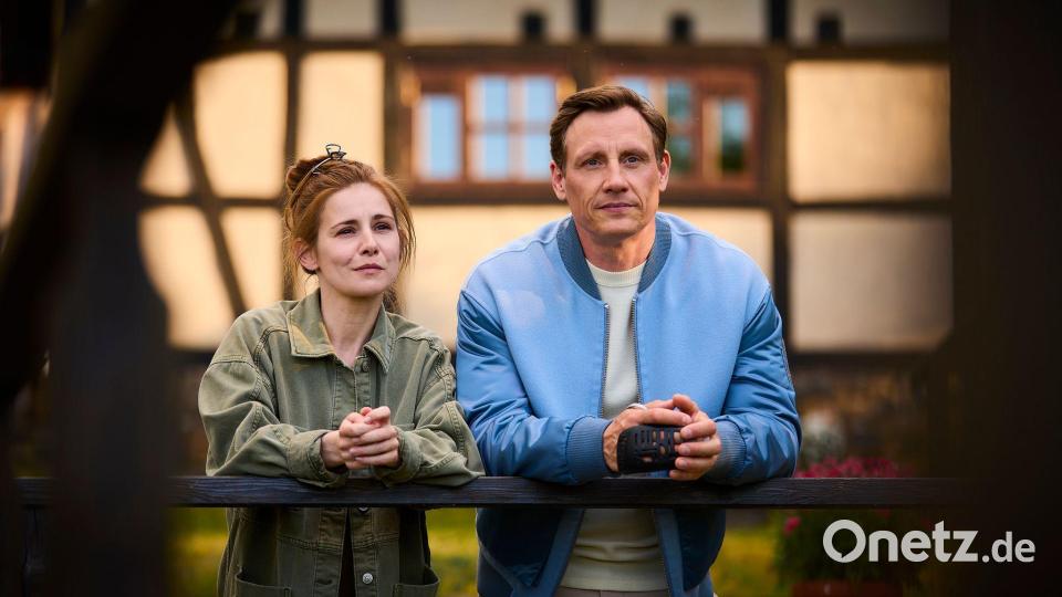 Charlie (Josefine Preuß) und Moritz (Patrick Kalupa) stehen nebeneinander. Wie geht es mit den beiden weiter? Bild: Gordon Muehle/ZDF/dpa