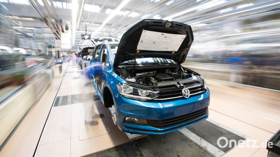 Potenziell von dem Problem betroffen: der VW Touran. (Archivbild) Bild: Julian Stratenschulte/dpa
