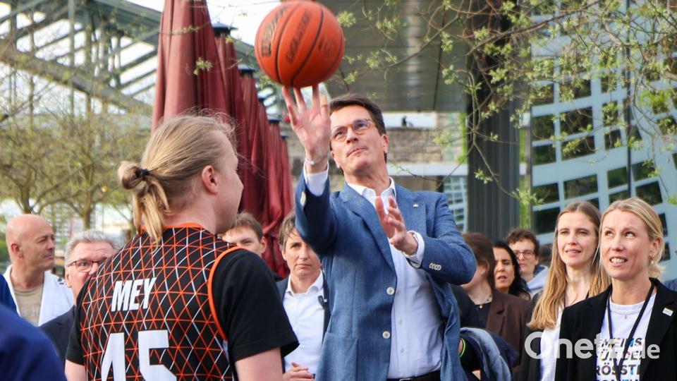 NRW-Ministerpräsident Hendrik Wüst legte sich mächtig ins Zeug für die Olympia-Bewerbung. (Archivbild) Bild: Christoph Reichwein/dpa