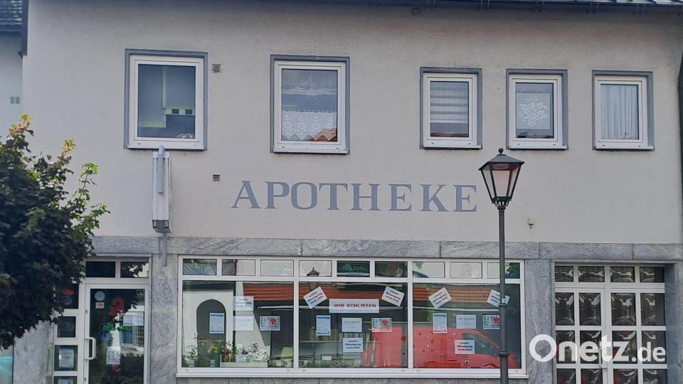 Das Foto zeigt die Berg-Apotheke inmitten von Fichtelberg. Die Inhaber sind noch immer auf der Suche nach einem Nachfolger. Bild: Gisela Kuhbandner