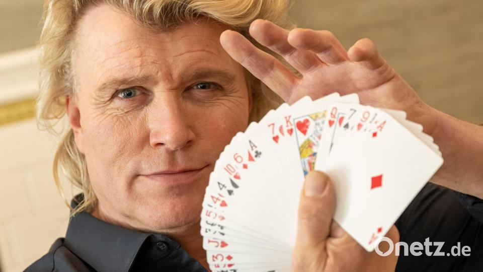Hans Klok lässt Amsterdam staunen – Magie zum Mitmachen Bild: Peter Kneffel/dpa