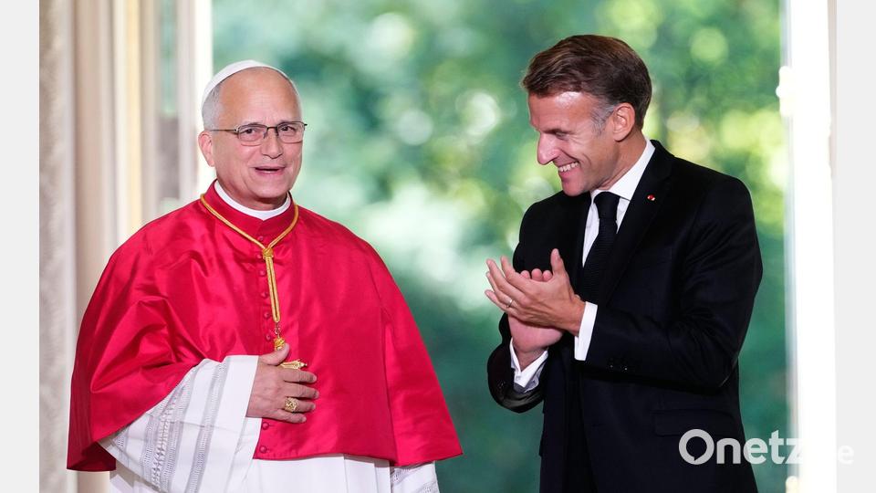 Frankreichs Präsident Emmanuel Macron beklatscht den Gast aus dem Vatikan. Bild: Teresa Suarez/AP POOL/AP/dpa