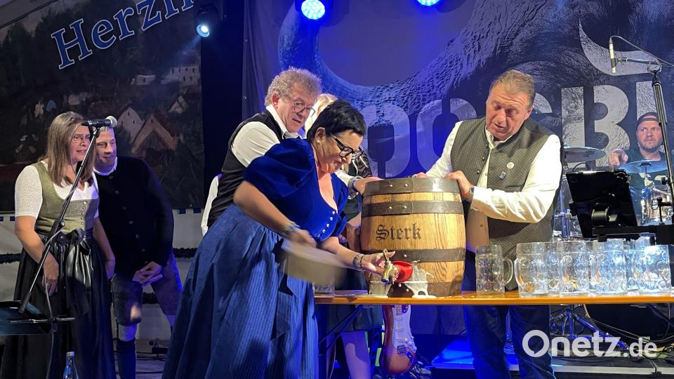 Vier Schläge und eine kleine Nacharbeit durch Braumeister Martin Sterk (Dritter von links) brauchte die zweite Amberger Bürgermeisterin Birgit Fruth (vorne) bei ihrer Premiere. Bild: Susanne Schwab