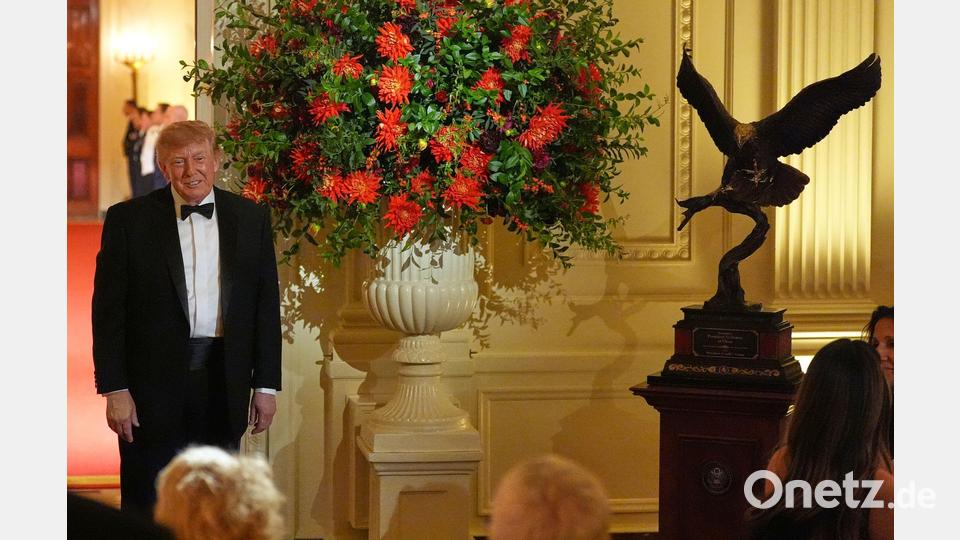 Trump enthüllt eine Adlerskulptur als Geschenk für Xi. Bild: Alex Brandon/AP/dpa