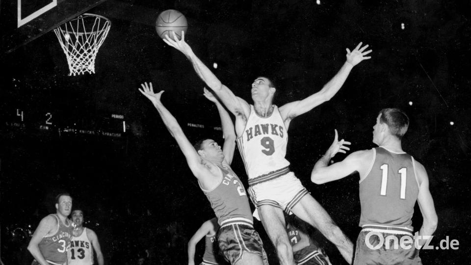 Bob Pettit wurde 1956 als erster Basketball-Profi MVP der NBA. Bild: Uncredited/AP/dpa