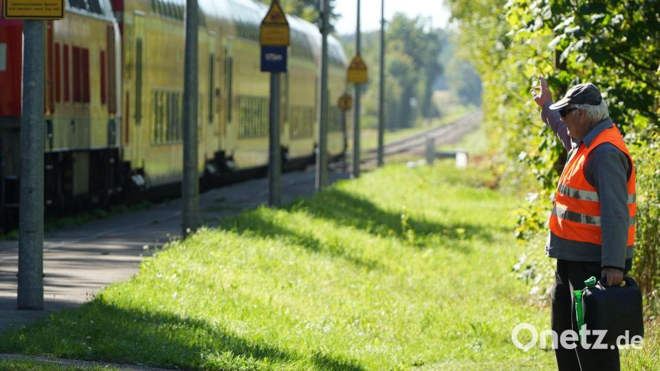 Viele kennen den engagierten Bürger: Bei seiner ehrenamtlichen Arbeit winkt der 70-Jährige den einfahrenden Zügen zu. Bild: Felix Kirberg/dpa