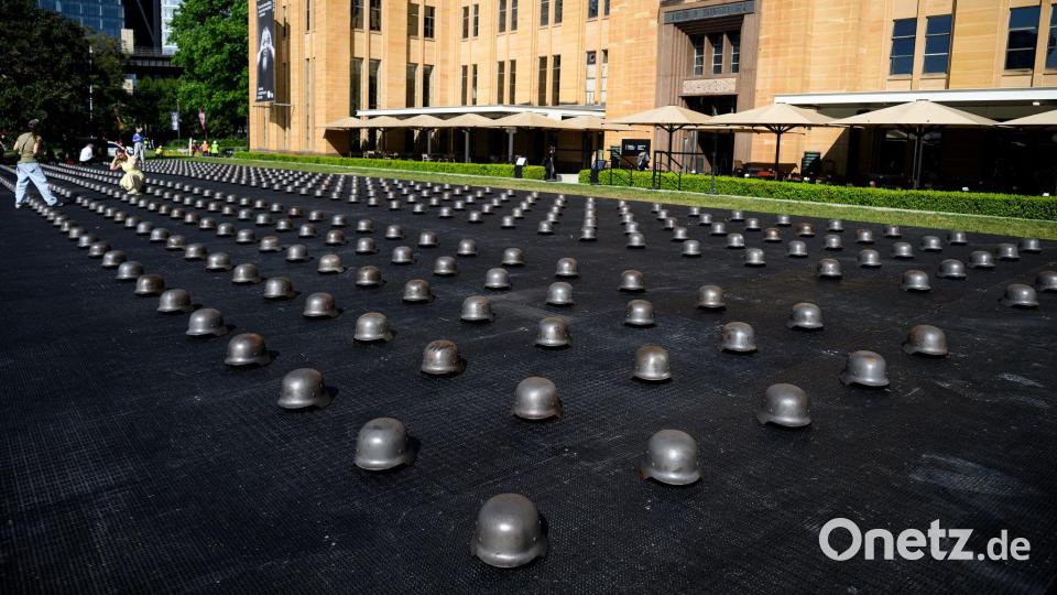 Besucher können durch die Reihen von 500 Helme gehen. Bild: Bianca De Marchi/AAP/dpa