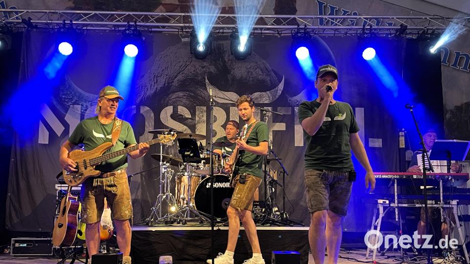 Die Moosbüffel machten den Auftakt für das Musikprogramm auf der Herbstdult und sorgten schon am ersten Abend für gute Stimmung im Festzelt. Bild: Susanne Schwab