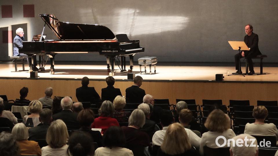 Markus Becker am Klavier und Schauspieler Ulrich Noethen, der Konzertkritiken sowie Passagen aus den Erinnerungen des Schriftstellers Max Brod las. Bild: Helmut Kunz
