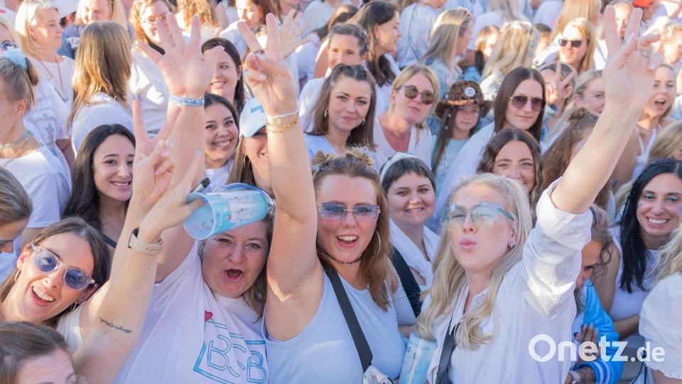 Auf Bitte der Band sind die allermeisten Fans in Weiß und Hellblau gekommen, den Farben des Albums. Bild: Rolf Vennenbernd/dpa