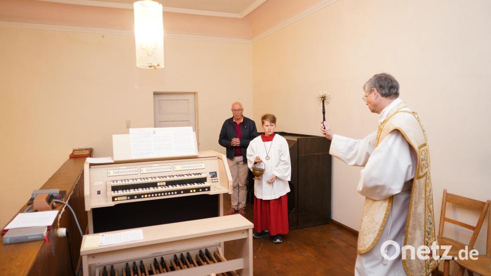 Pfarrer Norbert Götz weiht die neue elektrische Orgel in der Albersriether Dorfkapelle St. Michael. Bild: fvo