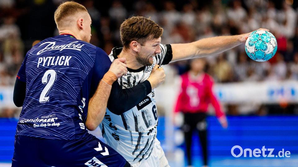Flensburg Simon Pytlick (l) und Kiels Harald Reinkind kämpfen um den Ball. Bild: Frank Molter/dpa