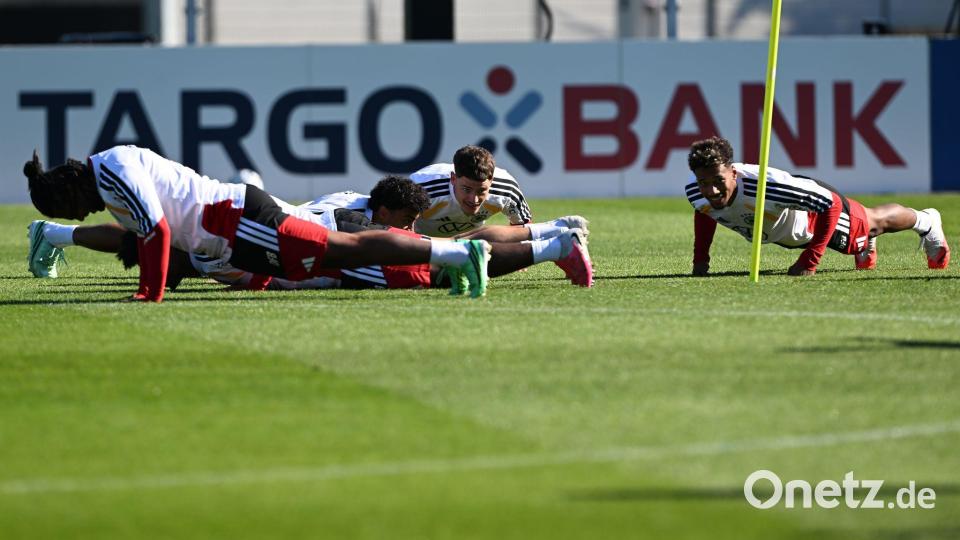 Beim Training musste das Verliererteam bei einer Übung Liegestütze machen. Bild: Federico Gambarini/dpa