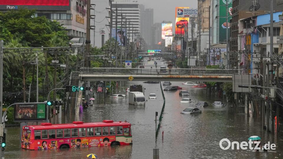 Starkregen hat die thailändische Hauptstadt lahmgelegt. Bild: Sakchai Lalit/AP/dpa