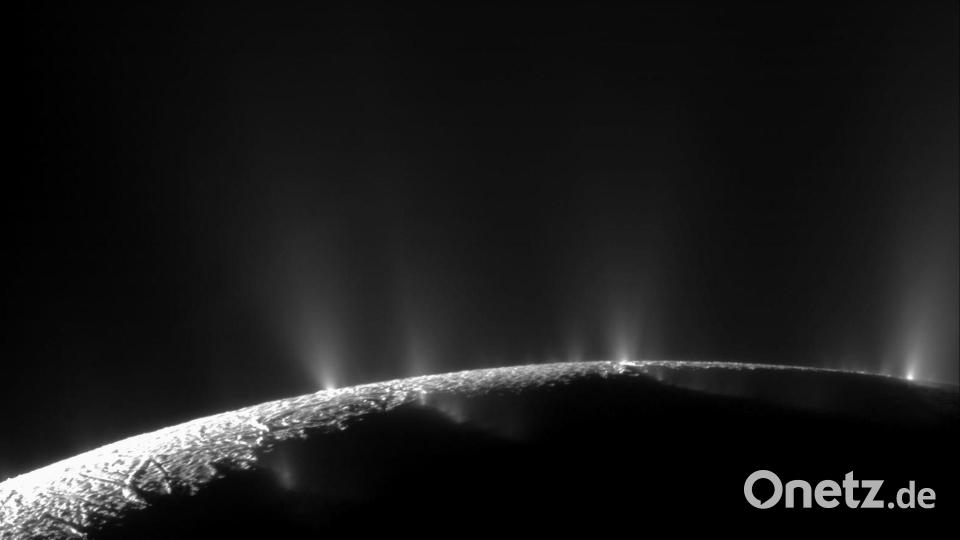 Geysire am Südpol des Saturnmondes schleudern Wasserdampf und Eiskörner Hunderte Kilometer hoch ins Weltall. (Archivbild) Bild: picture alliance / dpa